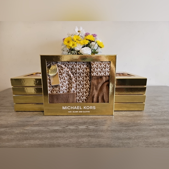 NWT MICHAEL KORS 3 PC. GIFT SET HAT, SCARF & GLOVES CREAM/WHITE MSRP $148 - Picture 1 of 16